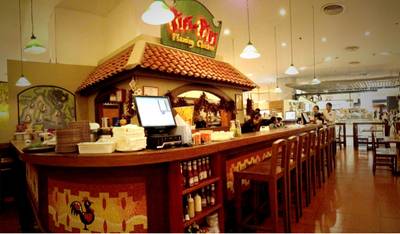 ถ้าไม่ชอบนั่งโต๊ะ จะนั่งบาร์ก็ได้ครับ ที่ ร้านอาหาร Piri Piri Siam Paragon