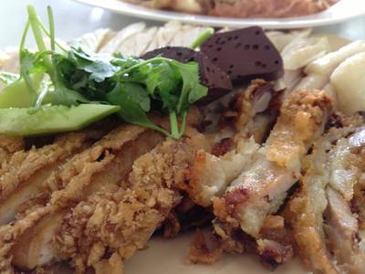ไก่สับสองสี ที่ ร้านอาหาร ข้าวมันไก่ เจ้จู