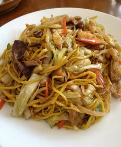 Yakisoba ให้กันมาแบบเยอะทั้งเนื้อและเส้น ที่ ร้านอาหาร โมโมทาโร่