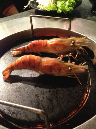 กุ้ง แบบไม่ได้แกะเปลือก จะย่างยากกว่า ที่ ร้านอาหาร Sumi Sea The Nine