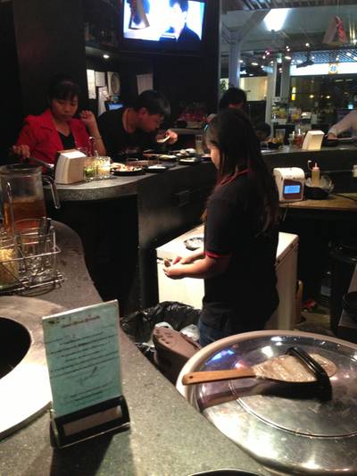 พนักงานกำลังแกะเปลือกกุ้งให้ ^^ ที่ ร้านอาหาร Sumi Sea The Nine