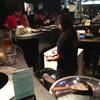 พนักงานกำลังแกะเปลือกกุ้งให้ ^^ ที่ ร้านอาหาร Sumi Sea The Nine