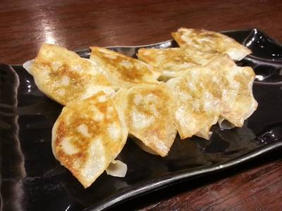เกี๊ยวซ่ากรอบๆ ชิ้้นเล็กๆ ที่ ร้านอาหาร Chabuton Siam Square