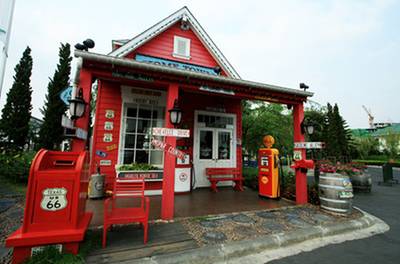 บ้านสีแดงจัดพรอบแบบเติมร้านเติมน้ำมันน่ารักค่ะ  ที่ ร้านอาหาร Chocolate Ville