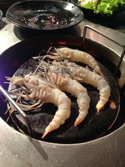 กุ้งแบบแกะเปลือกให้ด้วย ^^ ที่ ร้านอาหาร Sumi Sea The Nine