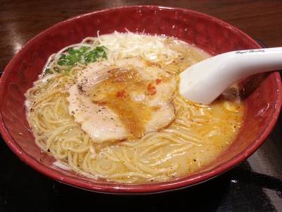 โยรุตงราเมน อันนี้คลุกน้ำพริกไปแล้ว- -" ที่ ร้านอาหาร Chabuton Siam Square