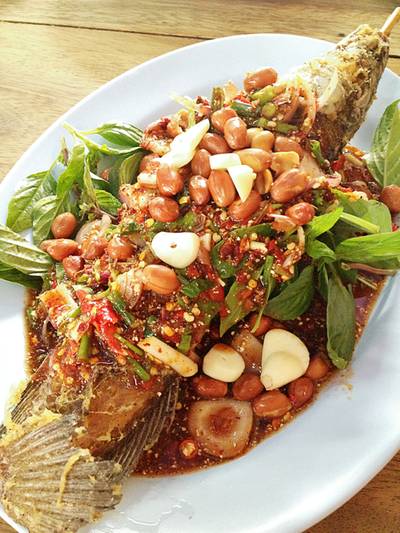 ปลาช่อนน้ำตก กรอบไปทั้งตัว ที่ ร้านอาหาร แซ่บวัน ตำซั่ว