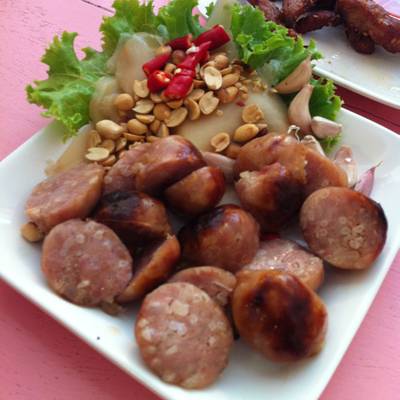 ไส้กรอกอีสาน ที่ ร้านอาหาร ตำยิ้ม ถนนบางขุนเทียน-ชายทะเล