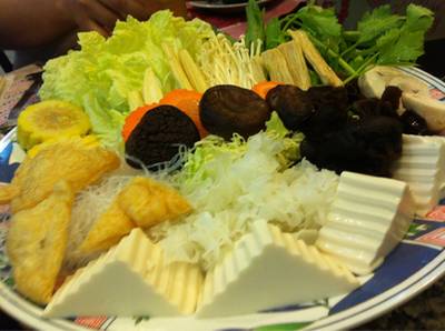 ชุดผักจานใหญ่ ที่ ร้านอาหาร MK Restaurants Fortune Town