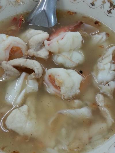 ข้าวต้มปลา หมึก กุุ้ง...ชิ้นโตๆ  ที่ ร้านอาหาร ฮ้อข้าวต้มปลา (กิมโป้)