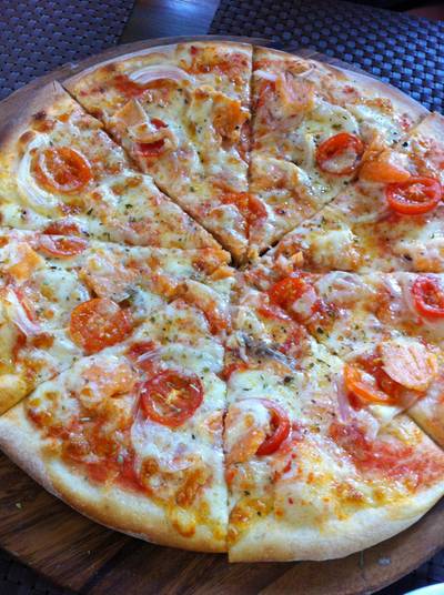 Salmon Pizza ที่ ร้านอาหาร Charcoa House Salmon Pizza ที่ ร้านอาหาร Charcoa House