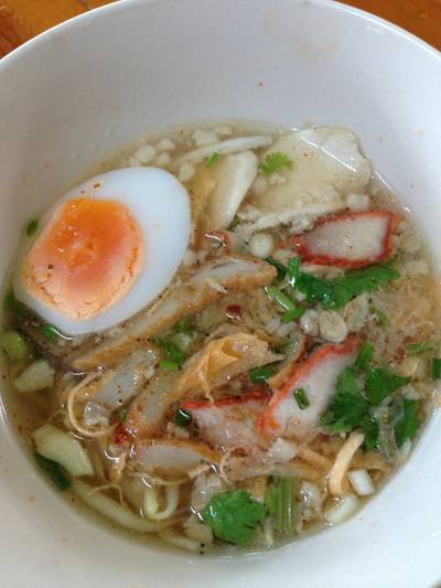 เส้นหมี่น้ำไข่ ที่ ร้านอาหาร ก๋วยเตี๋ยวไข่ คุณแหม่ม
