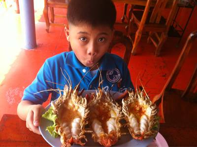 สามตัวโล กุ้งแม่น้ำตัวเขื่อง ที่ ร้านอาหาร แพทองหยอด