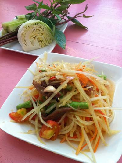 ส้มตำคอหมูย่าง ที่ ร้านอาหาร ตำยิ้ม ถนนบางขุนเทียน-ชายทะเล