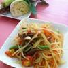 ส้มตำคอหมูย่าง ที่ ร้านอาหาร ตำยิ้ม ถนนบางขุนเทียน-ชายทะเล