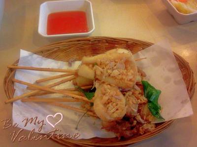 หมึกทอด ต้องกินตอนร้อนอร่อยกรอบ หอมกระเทียมเจียวใหม่ ที่ ร้านอาหาร ไก่ตะกร้า