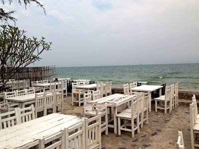 ภาพบรรยากาศร้าน ค่อนข้างดีคะ ติดทะเล ที่ ร้านอาหาร อยู่เย็น หัวหิน บัลโคนี่