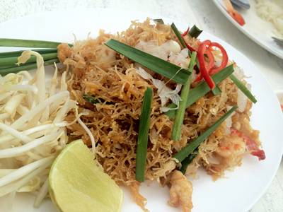 จานนี้ หมี่กรอบผัดไรสักอย่าง. ค่อนข้างหวาน,, อ่รอยดี อาจเพราะไม่ค่อยได้้กิน ที่ ร้านอาหาร อยู่เย็น หัวหิน บัลโคนี่