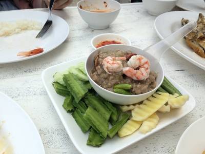 น้ำพริกหลนปู อร่อยคะ รสชาติเข้มดี จานเดียวที่ผ่าน ที่ ร้านอาหาร อยู่เย็น หัวหิน บัลโคนี่
