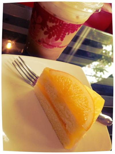 คาปูเย็น เค้กส้ม เข้ากันๆ ที่ ร้านอาหาร บ้านก้ามปู ทรอปิคอล คาเฟ่