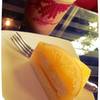 คาปูเย็น เค้กส้ม เข้ากันๆ ที่ ร้านอาหาร บ้านก้ามปู ทรอปิคอล คาเฟ่