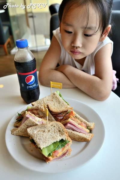 อยากกินแล้วอะ ต้องรอปาป๊าถ่ายรูปก่อนนะ ที่ ร้านอาหาร Au Bon Pain โรงพยาบาลกรุงเทพ