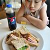 อยากกินแล้วอะ ต้องรอปาป๊าถ่ายรูปก่อนนะ ที่ ร้านอาหาร Au Bon Pain โรงพยาบาลกรุงเทพ