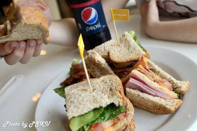 น้องเฟย์หยิบละนะ ...นึกว่าถ่ายเสร็จแล้ว -_-" ที่ ร้านอาหาร Au Bon Pain โรงพยาบาลกรุงเทพ
