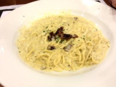 Spaghetti Carbonara  ที่ ร้านอาหาร The Village Garden Restaurant