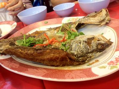 ปลาทอดน้ำปลา ธรรมดา ที่ ร้านอาหาร ครัวลุงจ่า