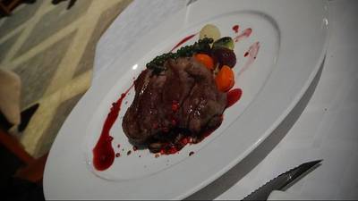 Pan seared beef tenderloin  with pink peppercorns ที่ ร้านอาหาร Vivaldi - Amari Atrium Hotel