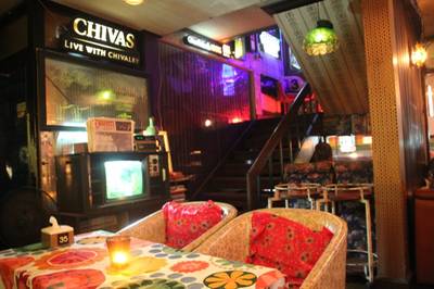 ทางขึ้นชั้น 2 ที่ ร้านอาหาร HIPPIE de BAR