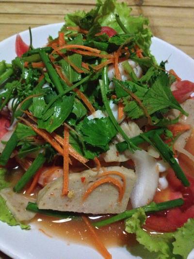 ยำรวมมิตร ที่ ร้านอาหาร สาละวิน ยำรวมมิตร ที่ ร้านอาหาร สาละวิน