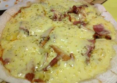 Pizza ที่ ร้านอาหาร สาละวิน Pizza ที่ ร้านอาหาร สาละวิน