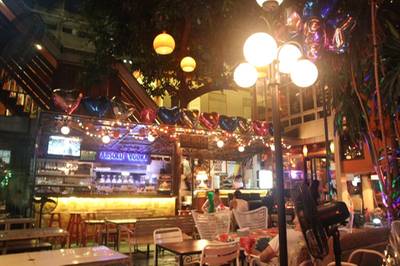 ที่นั่งด้านนอก ที่ ร้านอาหาร HIPPIE de BAR