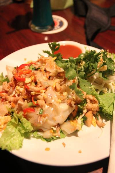  ก๋วยเตี๋ยวคั่วไก่ ที่ ร้านอาหาร Saxophone Pub & Restaurant