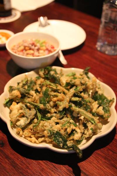 ยำผักบุ้งกรอบ ที่ ร้านอาหาร Saxophone Pub & Restaurant