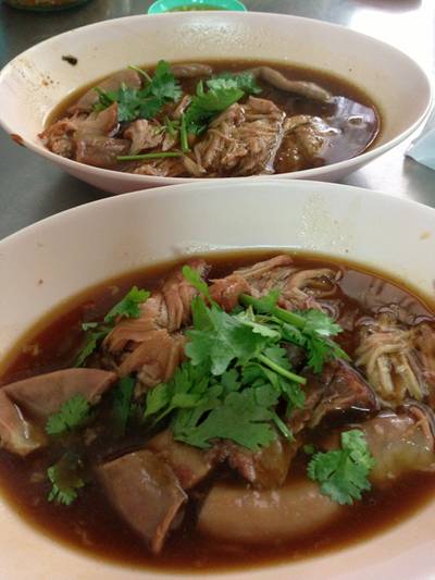 เนื้อล้วน+ไส้ เบิ้ล 2 จานเลย ที่ ร้านอาหาร ขาหมู เจริญแสงสีลม