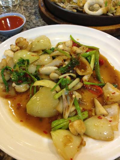 หอยเชลล์ผัดฉ่า ที่ ร้านอาหาร ครัวกมล