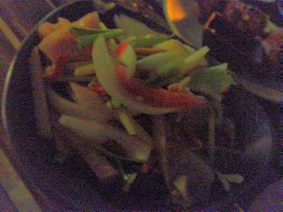 ยำแหนม. -,-   อร่อยนะ แต่ผักเยอะไป นึกว่าสั่งยำผัก ที่ ร้านอาหาร แจ่มจันทร์ บาร์ แอนด์ บิสโทร