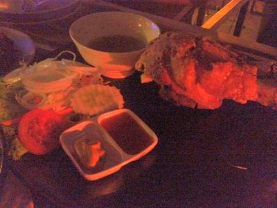 ขาหมูเยอรมัน. เด็ดเว่อออ,, เสียดายไม่มีมันบด -.- ที่ ร้านอาหาร แจ่มจันทร์ บาร์ แอนด์ บิสโทร