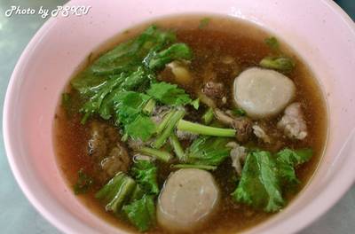 เกาเหลาลูกชิ้นเนื้อเปื่อย  ที่ ร้านอาหาร วัฒนาพานิช ก๋วยเตี๋ยวเนื้อ