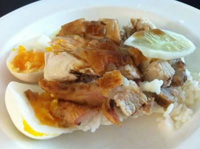 ข้าวไก่อบที่ใส่กล่องมากินบ้านเป็นข้าวเช้า ^^ ที่ ร้านอาหาร ข้าวไก่อบ เอแบคหัวหมาก