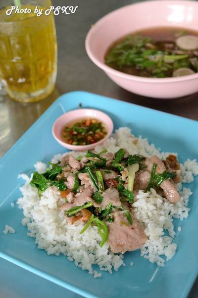 ผัดเนื้อน้ำมันหอยราดข้าว  ที่ ร้านอาหาร วัฒนาพานิช ก๋วยเตี๋ยวเนื้อ