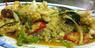 ปูผัดผงกะหรี อร่อย ที่ ร้านอาหาร ร้านอาหารอ้า