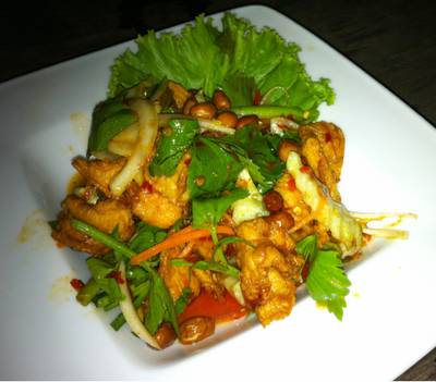 ยำไก่กรอบ ที่ ร้านอาหาร Sit & Sip: Beer Chilling ยำไก่กรอบ ที่ ร้านอาหาร Sit & Sip: Beer Chilling