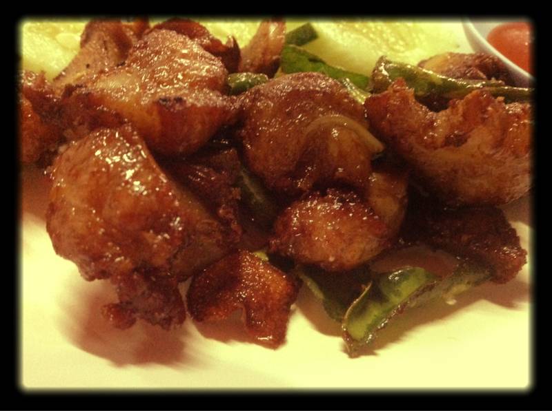 กระดูกหมูอ่อนทอดข่า !! ที่ ร้านอาหาร น้องเมย์