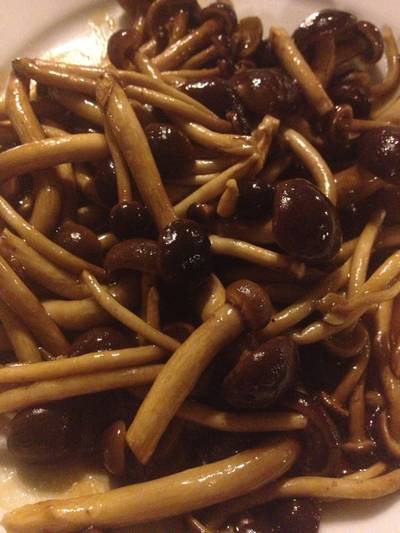 เห็ดโคนญี่ปุ่นผัดกะปิฮ่องกง ที่ ร้านอาหาร บ้านกลางน้ำ 1