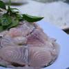 เนื้อปลาจุ่ม สดๆ น้ำชุปสมุนไพร ที่ ร้านอาหาร ม่วนใจ๋ ปลาจุ่ม