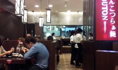 พนักงานอยู่แค่ 3 คนเองคับ แต่ดูแลได้ดีทั้งร้านเลย  ที่ ร้านอาหาร Chabuton Terminal 21